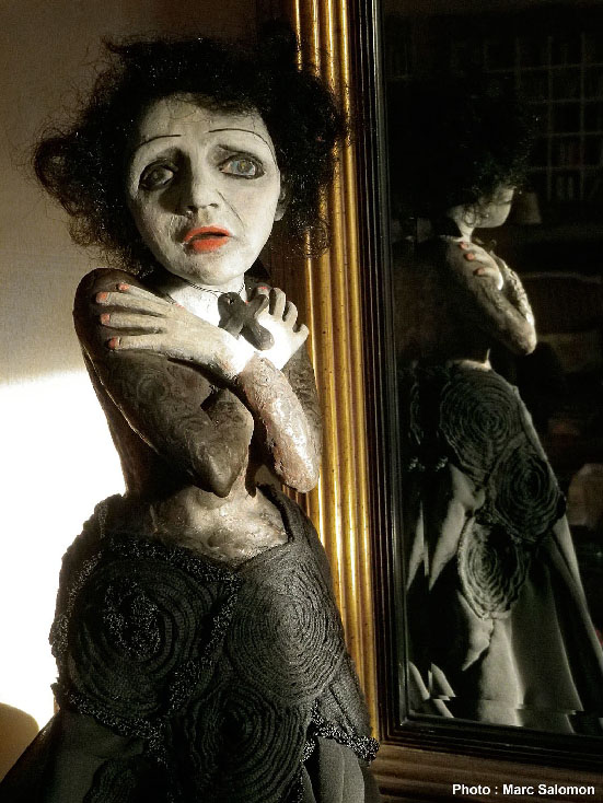 Selon Jo�lle Deniot Edith Piaf est l�inspiratrice, au c�ur de nouvelles formes artistiques des chansons fran�aises comme celles de la plasticienne V�ronique Dominici s�journant dans la ville d�Avignon. V�ronique ne chante pas �dith Piaf mais elle sculpte ses chansons francaises. C�est une obsession ancienne que celle de parvenir � peindre la musique. � partir de mat�riaux mixtes d�argile cuite et de tissus voil� que surgissent de surprenantes figurines d�clin�es comme ʺ� la mani�re deʺ. Dans un tressage �nigmatique d�associations, ces recr�ations mi-abstraites, mi-r�alistes du r�pertoire nous mettent face � un imaginaire de transfiguration, face � la collection de tout un petit peuple d'Edith Piaf toujours m�me et toujours autre au gr� de ses m�lodies nourries de silencieux souvenirs.